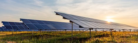 Solaranlage in der Fläche im Morgengrauen