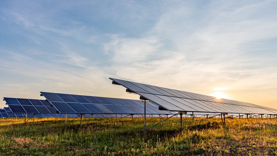 Solaranlage in der Fläche im Morgengrauen