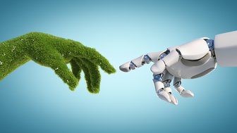 Eine Hand aus Gras und eine Roboterhand berühren sich fast an den Zeigefingern
