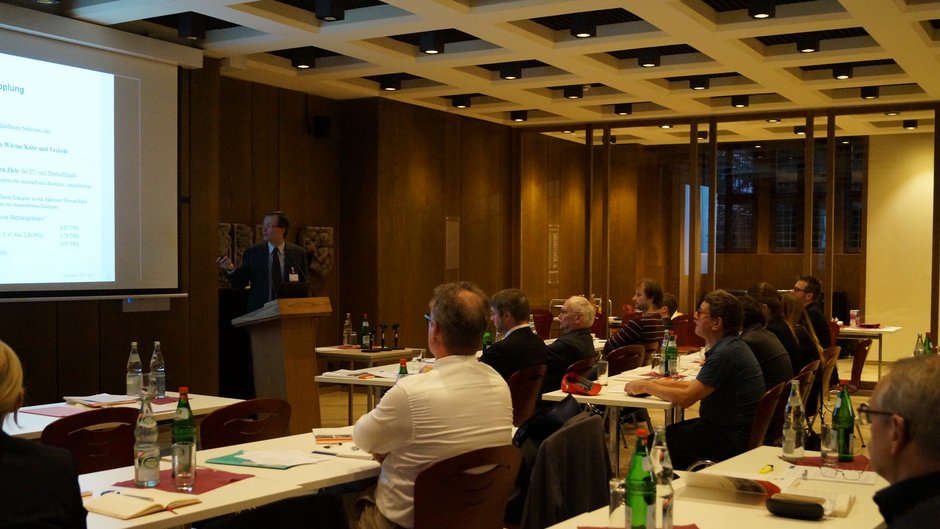 Personen sitzen in einem energierechtlichen Workshop