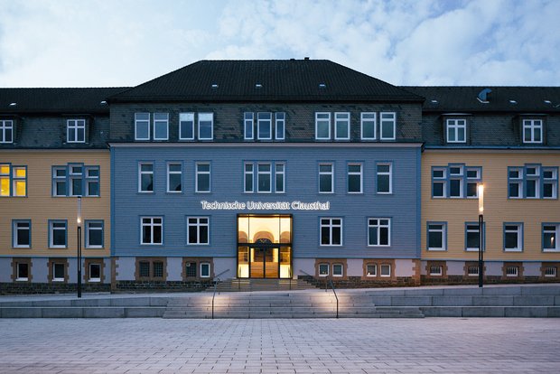 Frontansicht des Hauptgebäudes der TU Clausthal